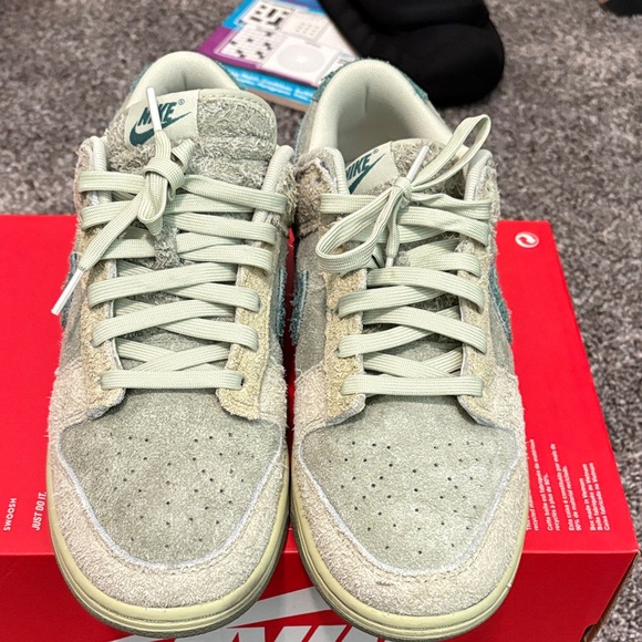 Nike Textured Green and Cream Sneakers - Picture 2 of 8